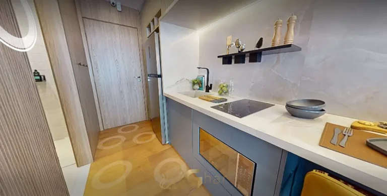 Cozinha integrada do studio decorado em condomínio residencial no bairro de Moema, na Zona Sul de São Paulo