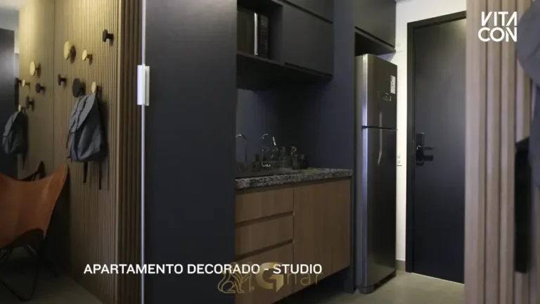 A cozinha compacta do studio decorado em condomínio residencial no bairro de Moema, na Zona Sul de São Paulo