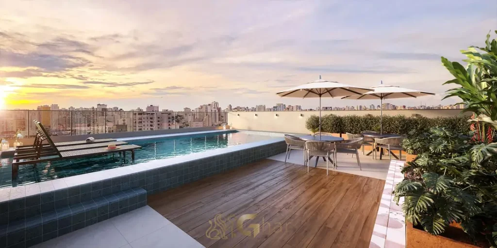 Deck molhado da piscina em condomínio residencial no bairro de Santana, na Zona Norte de São Paulo