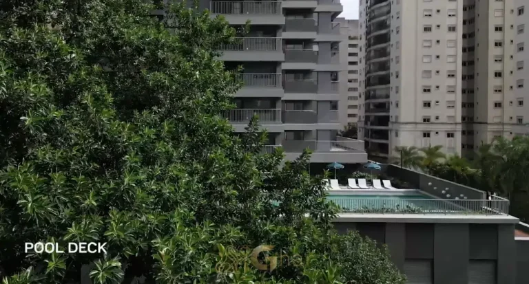 O deck molhado da piscina do condomínio ON Jurupis no bairro de Moema, São Paulo