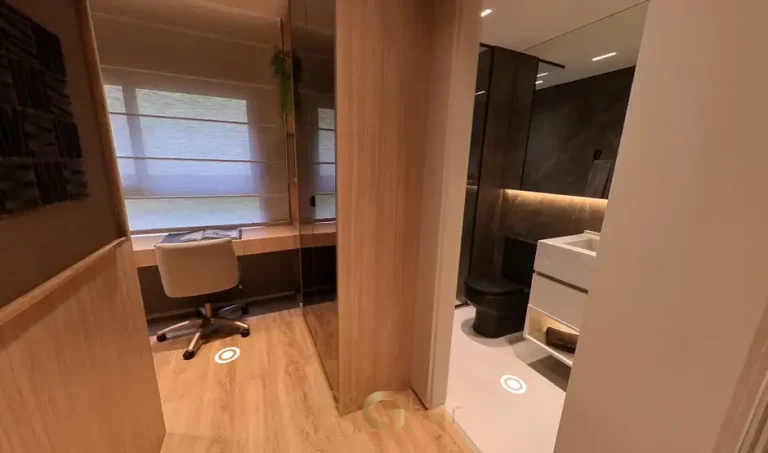 Escritório integrado ao banheiro do apartamento decorado do condomínio Aiká Moema no bairro de Moema, São Paulo