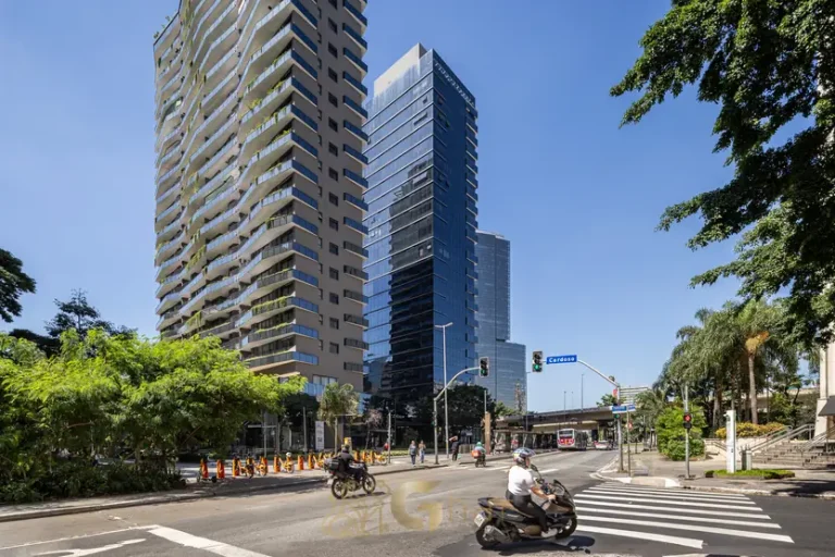 Fachada contemporânea do condomínio Funchal 641 Residences no bairro da Vila Olímpia, São Paulo