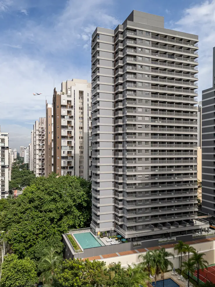 A fachada contemporânea do condomínio ON Jurupis no bairro de Moema, São Paulo