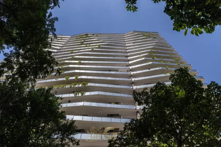 Varandas da fachada do condomínio Funchal 641 Residences no bairro da Vila Olímpia, São Paulo