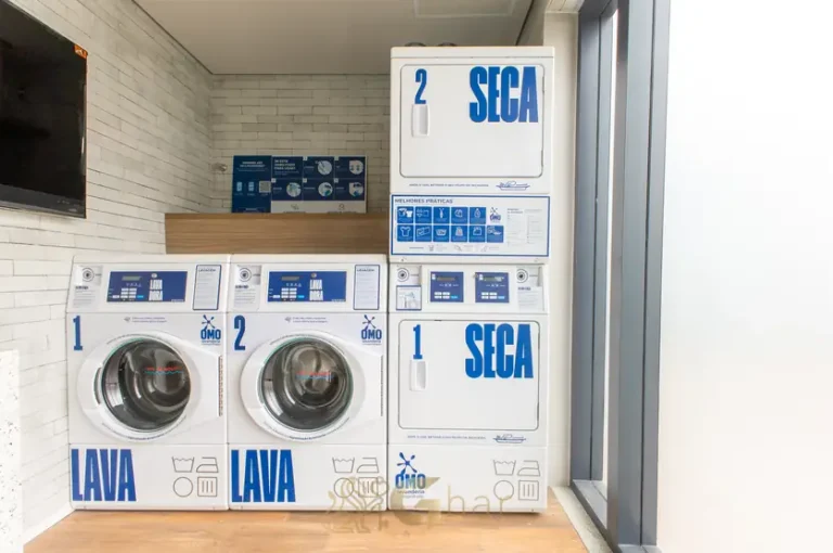 Lavanderia compartilhada do condomínio Funchal 641 Apartments no bairro da Vila Olímpia, São Paulo