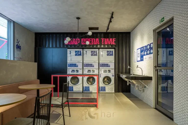 Lavanderia compartilhada com máquinas modernas em condomínio residencial no bairro de Moema, na Zona Sul de São Paulo