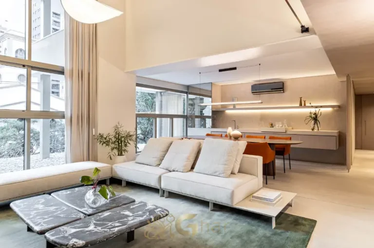 Living com pé-direito duplo do apartamento decorado em condomínio residencial no bairro de Moema, na Zona Sul de São Paulo