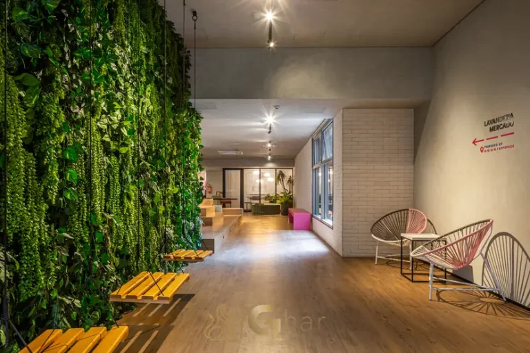 Lounge de coworking com estações de trabalho do condomínio On Maracatins no bairro de Moema, São Paulo