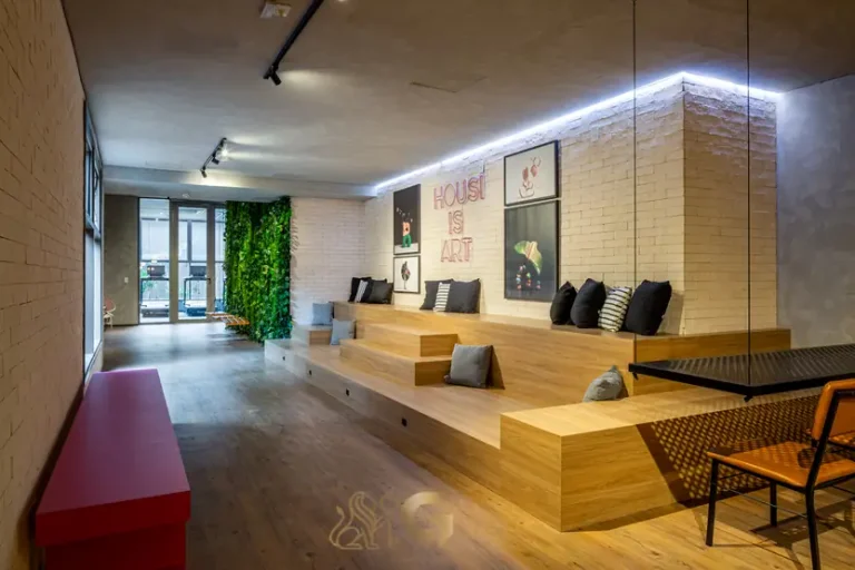 Lounge de coworking com mesas compartilhadas em apartamentos no bairro de Moema, São Paulo