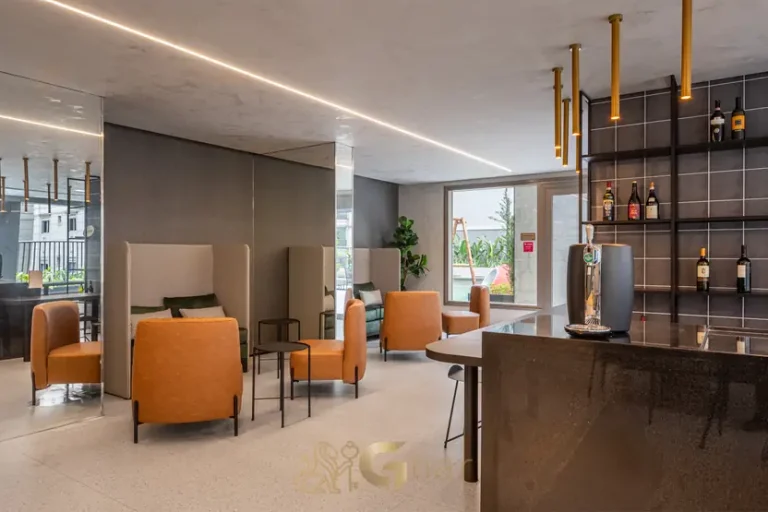 O lounge com poltronas de design do condomínio ON Jurupis no bairro de Moema, São Paulo
