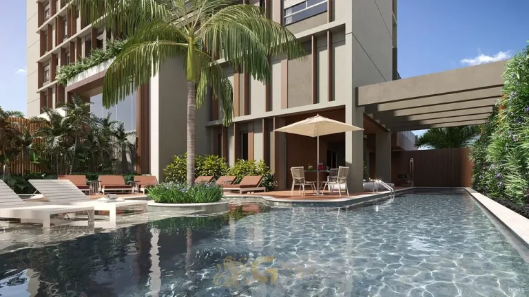 Vista geral da piscina em condomínio residencial no bairro de Moema, na Zona Sul de São Paulo