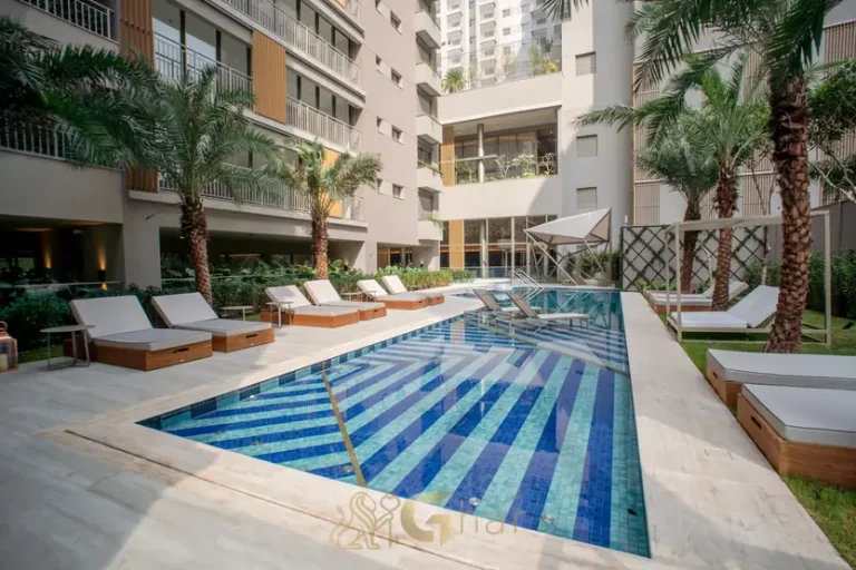 Piscina externa com deck em apartamentos no bairro de Moema, São Paulo