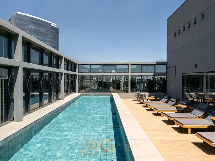 Piscina do rooftop em apartamentos no bairro da Vila Olímpia, São Paulo