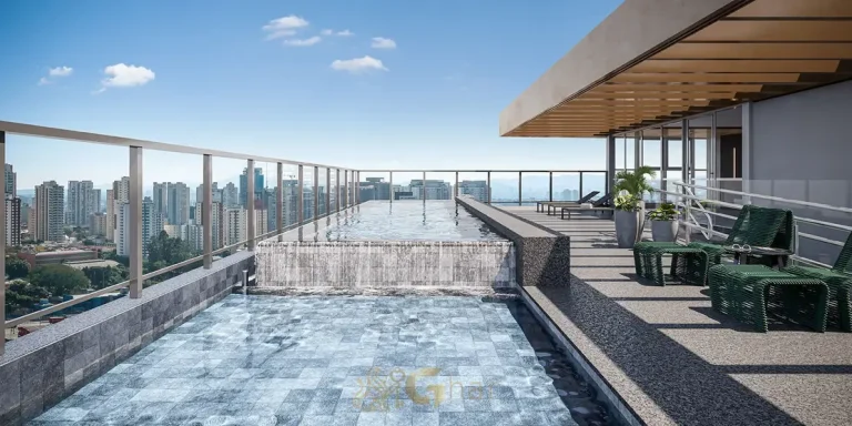 Piscina em condomínio residencial no bairro de Moema, na Zona Sul de São Paulo