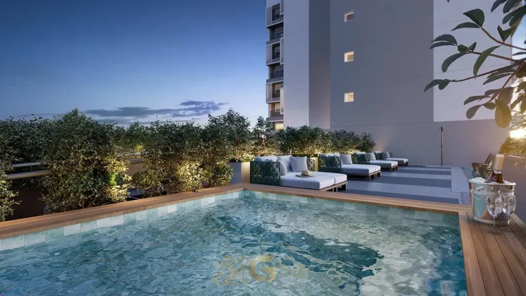 Piscina com deck do condomínio Nex One Jurupis no bairro de Moema, São Paulo