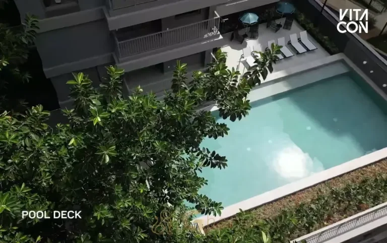 A piscina com vista para o lounge em apartamentos no bairro de Moema, São Paulo