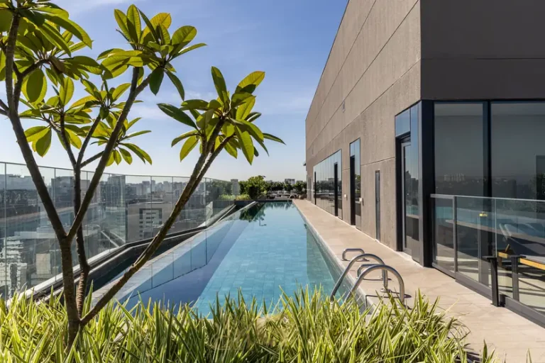 Piscina com raia de 25 metros do condomínio Funchal 641 Residences no bairro da Vila Olímpia, São Paulo