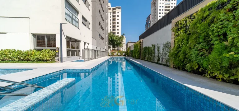 Piscina com raia do condomínio Tríad Vila Nova Conceição no bairro da Vila Nova Conceição, São Paulo