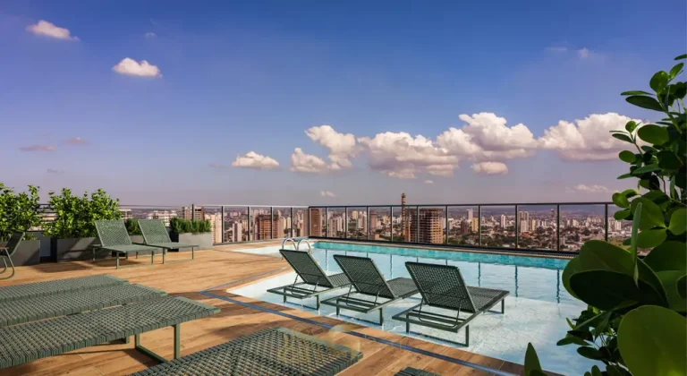 Piscina no rooftop com solarium do condomínio Maison no bairro da Vila Olímpia, São Paulo