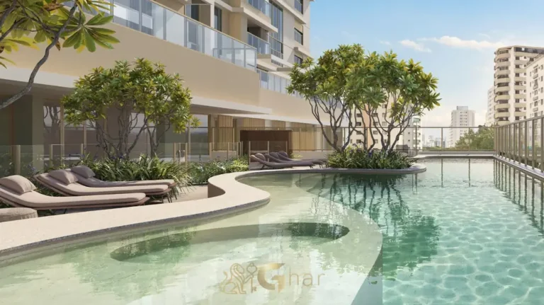 Piscina com solarium em condomínio residencial no bairro de Moema, na Zona Sul de São Paulo