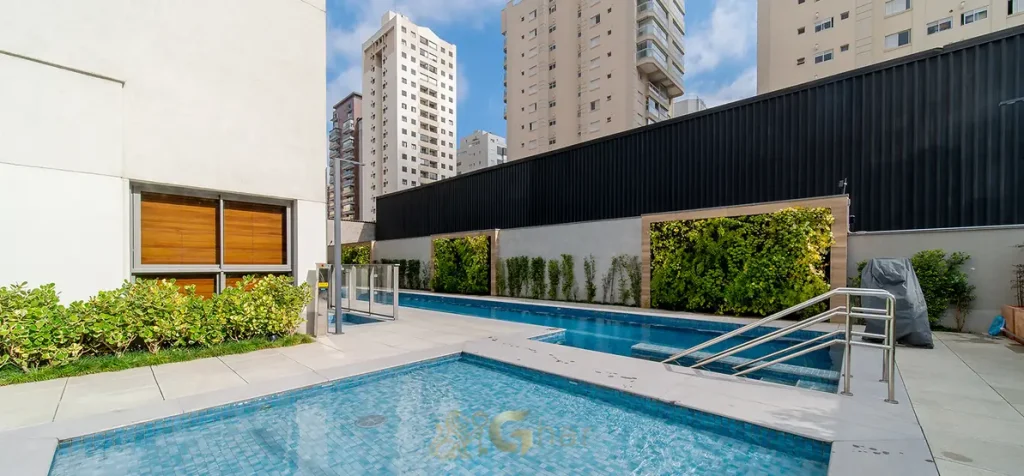 Piscina adulto em condomínio residencial no bairro da Vila Nova Conceição, na Zona Sul de São Paulo