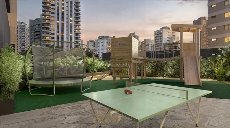 Playground ao ar livre do condomínio Helbor Lens Moema no bairro de Moema, São Paulo