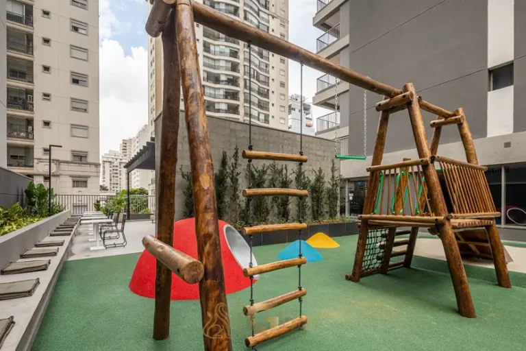 O playground infantil em condomínio residencial no bairro de Moema, na Zona Sul de São Paulo