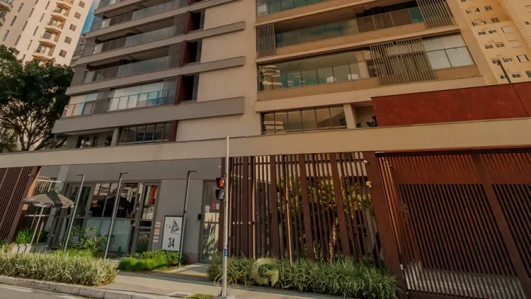 Portaria de entrada em apartamentos no bairro da Vila Nova Conceição, São Paulo