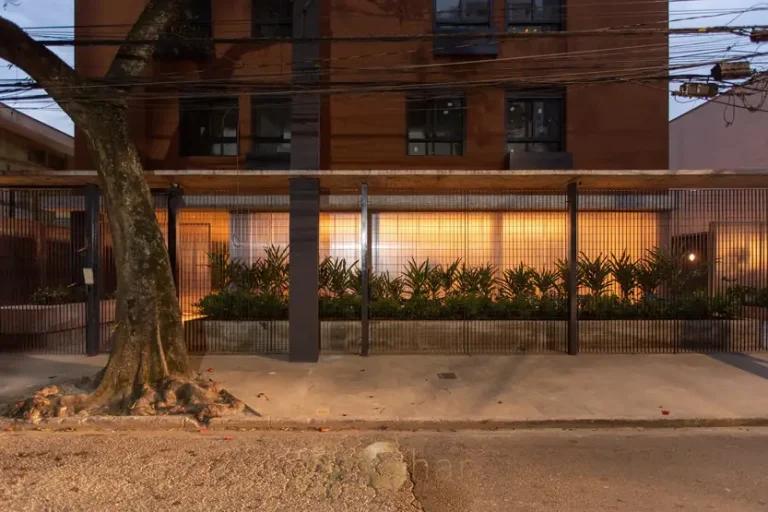 Portaria iluminada à noite em apartamentos no bairro da Vila Olímpia, São Paulo