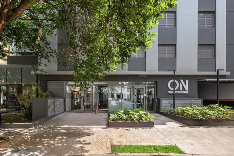 A portaria com concierge em apartamentos no bairro de Moema, São Paulo