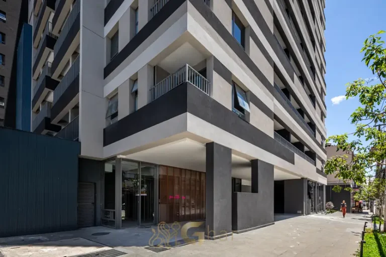Portaria vista da rua do condomínio On Maracatins no bairro de Moema, São Paulo