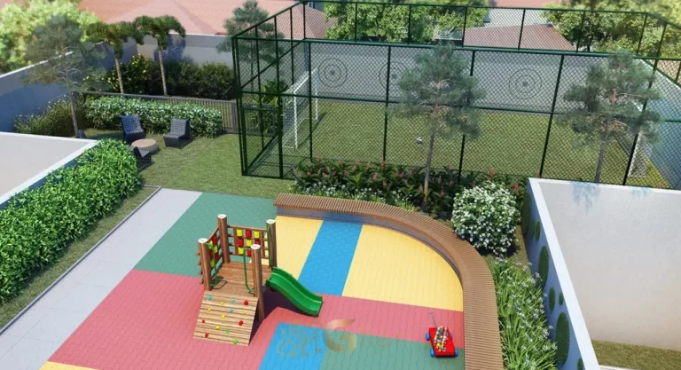 Quadra gramada para recreação em condomínio residencial no bairro de Moema, na Zona Sul de São Paulo