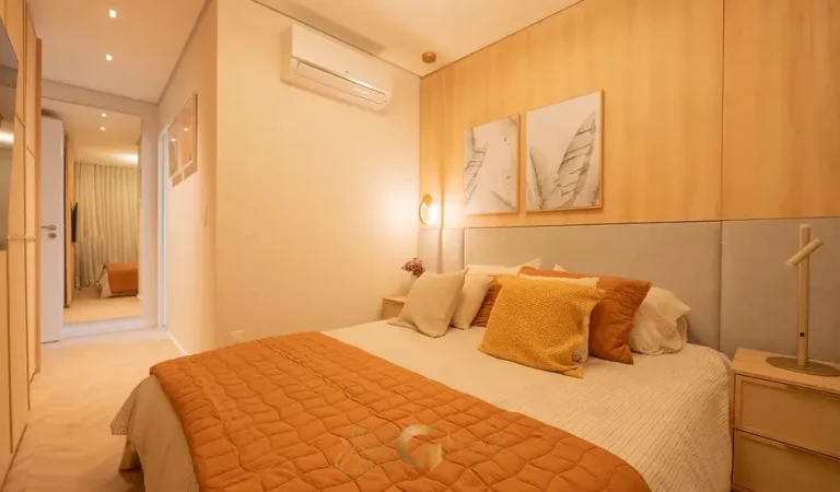Quarto de casal do apartamento decorado em condomínio residencial no bairro de Moema, na Zona Sul de São Paulo