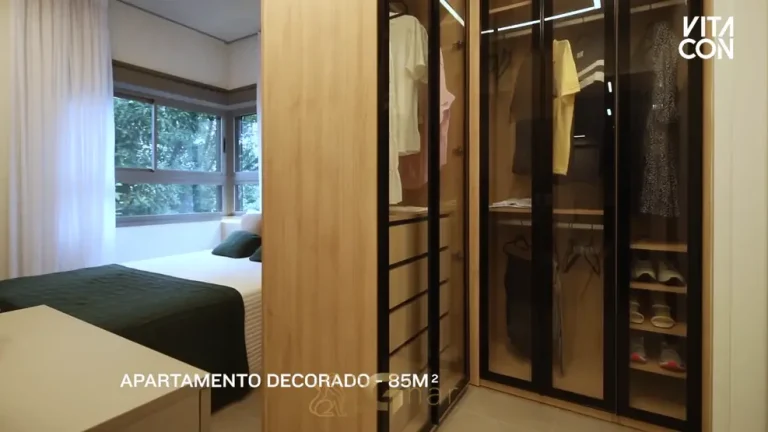 O quarto com closet do apartamento decorado em condomínio residencial no bairro de Moema, na Zona Sul de São Paulo