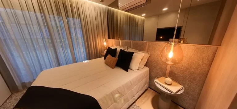 Quarto da suíte master do apartamento decorado em condomínio residencial no bairro de Moema, na Zona Sul de São Paulo