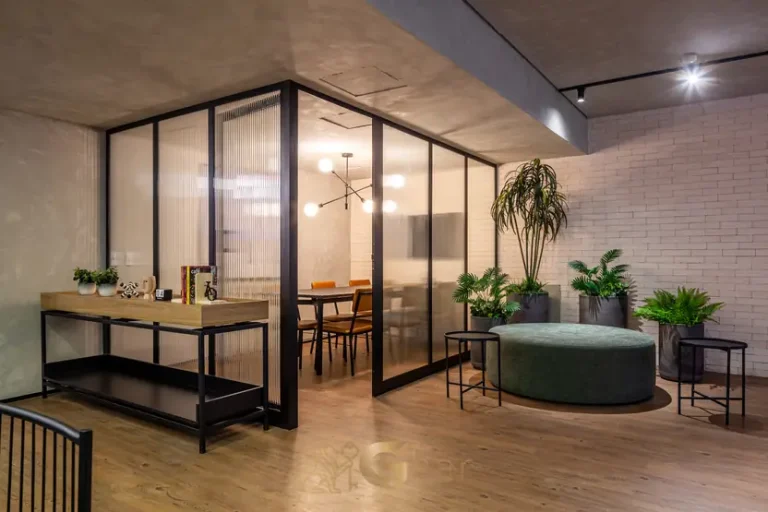 Sala de reunião do condomínio On Maracatins no bairro de Moema, São Paulo