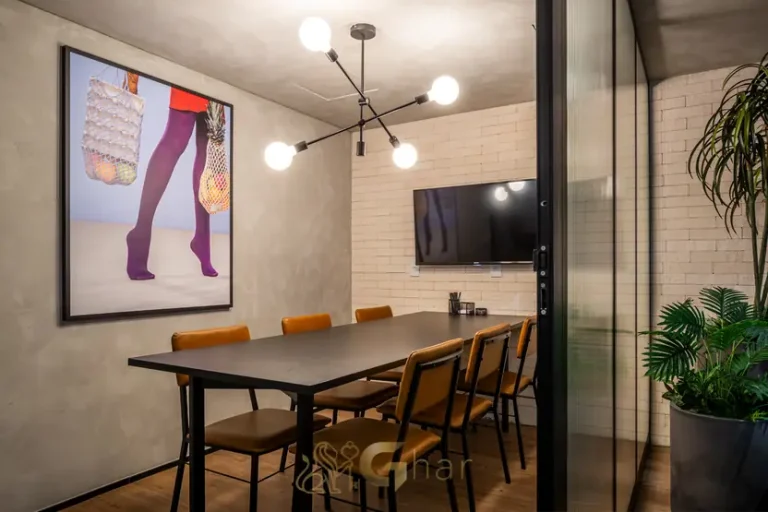 Sala de reunião equipada em apartamentos no bairro de Moema, São Paulo