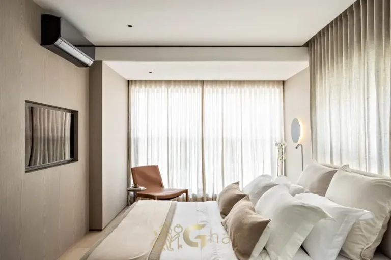 Suíte master do apartamento decorado em condomínio residencial no bairro de Moema, na Zona Sul de São Paulo