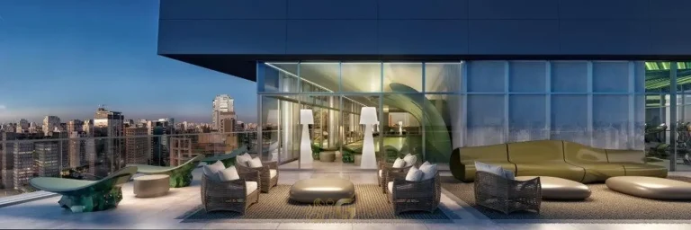 Terraço com lounge da piscina em condomínio residencial no bairro da Vila Olímpia, na Zona Sul de São Paulo