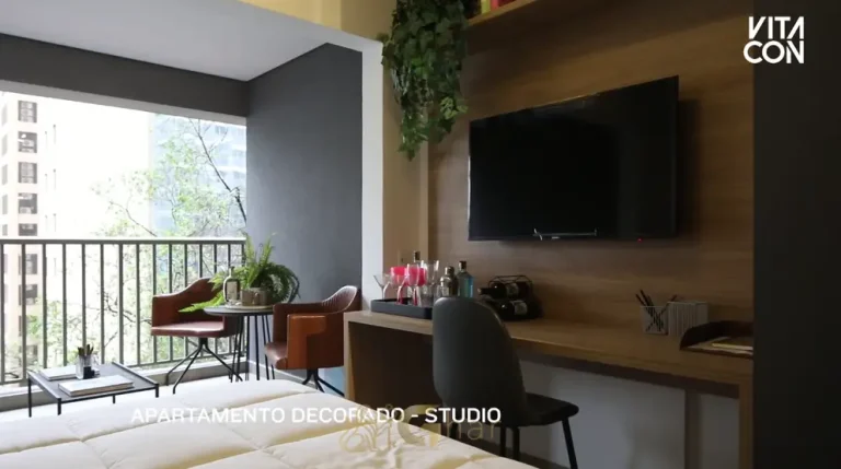 A varanda do studio decorado em apartamentos no bairro de Moema, São Paulo