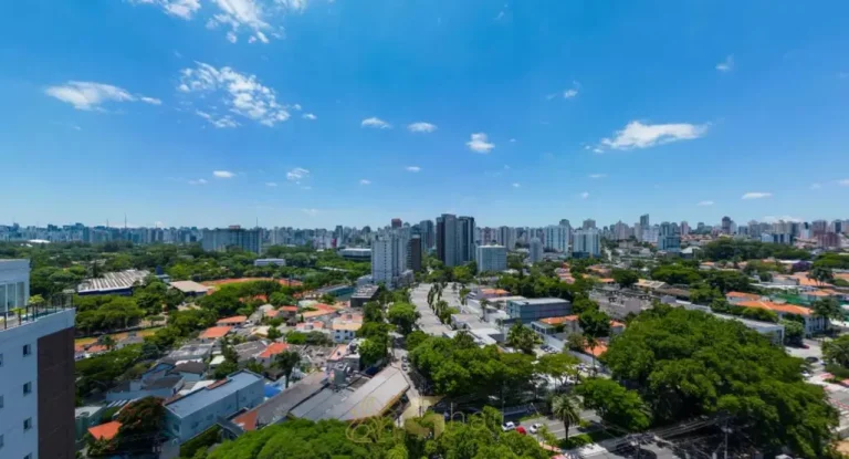 Vista da varanda decorada do condomínio Copa no bairro de Moema, São Paulo