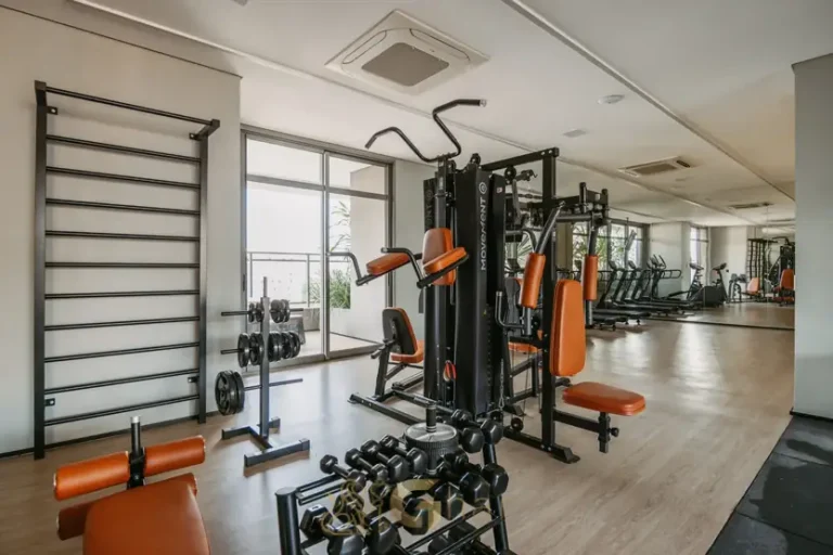 Espaço fitness com equipamentos de alta performance em apartamentos no bairro de Campo Belo, São Paulo