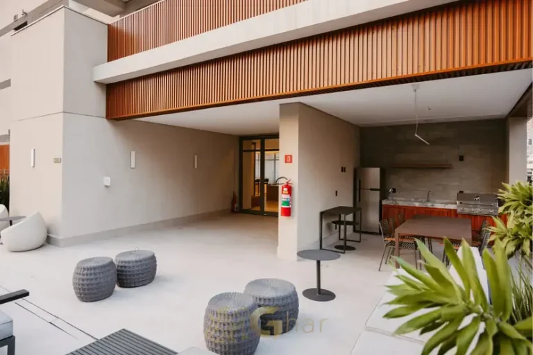 Lounge externo com churrasqueira coberta do condomínio Latitude Campo Belo Residencial no bairro de Campo Belo, São Paulo