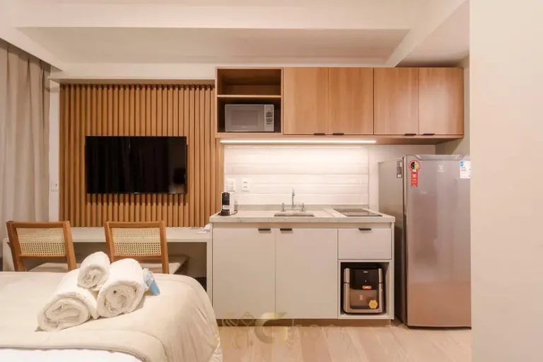 Cozinha integrada do studio decorado do condomínio Stella Marina no bairro Brooklin em São Paulo