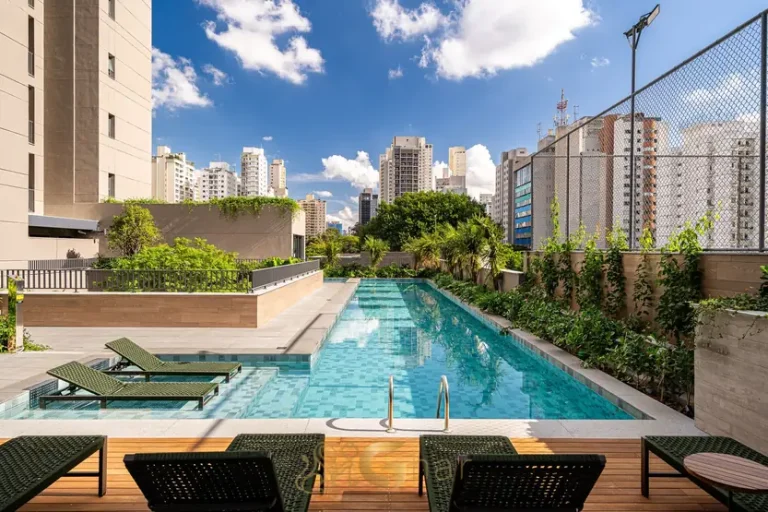 Piscina adulto com deck molhado em apartamentos no Brooklin São Paulo