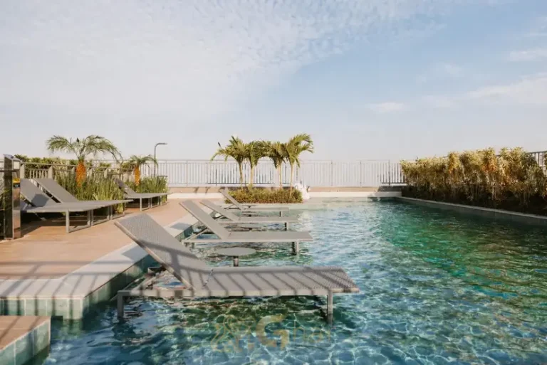 Piscina com deck molhado em apartamentos no bairro de Campo Belo, São Paulo