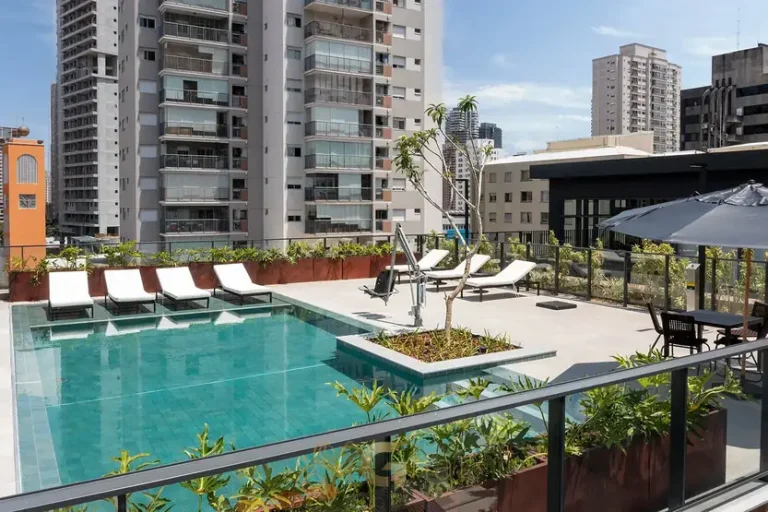 Piscina integrada ao solarium em apartamentos no bairro do Brooklin, São Paulo