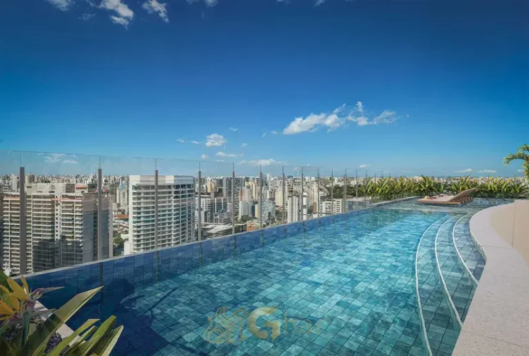 Piscina adulto no rooftop a mais de 100 m de altura do condomínio Casa Nacional Eztec no bairro do Brooklin, São Paulo