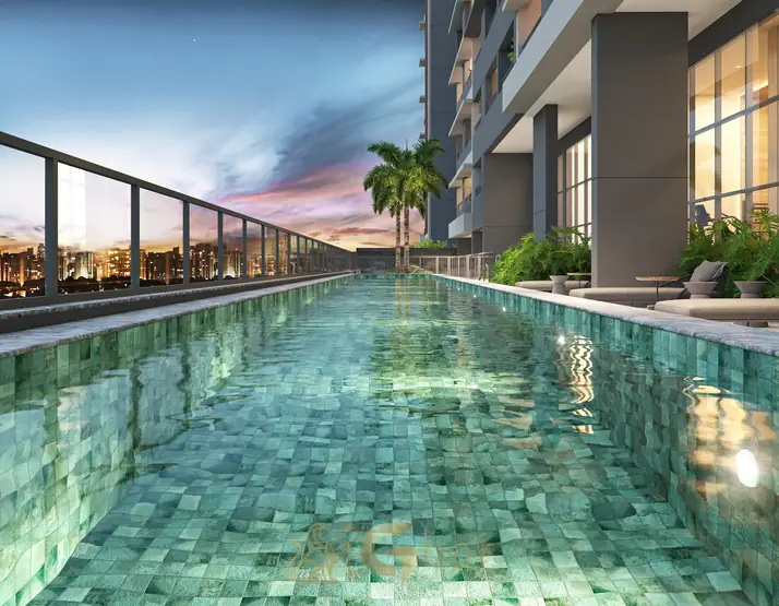 Piscina com área de deck em condomínio residencial no bairro da Vila Clementino, na Zona Sul de São Paulo