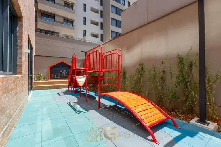 Playground para crianças em condomínio residencial no bairro do Brooklin, na Zona Sul de São Paulo